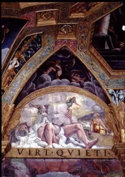 Antropomorfe figuur van een rivier als een oude man met een witte baard, op de achtergrond Psyche bezig met haar beproeving door Venus van het stelen van wol van een schapenvacht, lunet en spandrel uit de Sala di Amore e Psiche