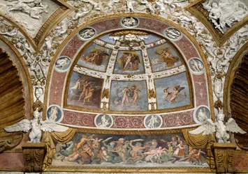 Camera delle Aquile, detail van het plafond met een fries van een strijd tussen tritons en centauren, een lunet erboven met mythologische scènes en een kader van stucdecoratie (detail)