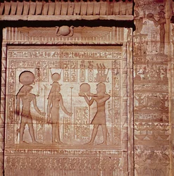 Reliëf met een farao die een offer brengt aan Hathor en Horus, uit het Romeinse geboortehuis, of Mammisi, in Dendera, ca. 125 v.Chr.-60 n.Chr.