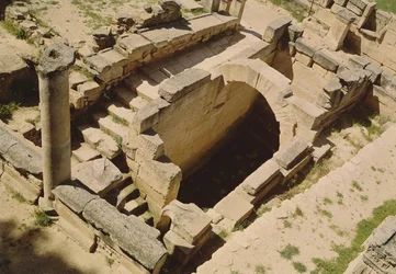 Luchtfoto van het nymphaeum, gerestaureerd door de Romeinen in c.20 v.Chr.