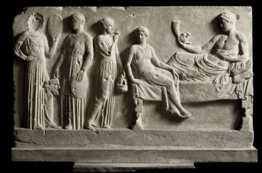 Griekse kunst: laag votief marmeren reliëf gewijd aan Dionysos Bacchus door komieken