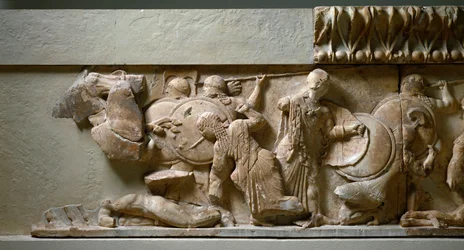 Grieks, Ionisch kunst: noordelijke fries van de schatkamer van Siphnos: scène van gigantomachie, Apollo en Artemis vechten tegen een reus. 525 v.Chr. Delphi, archeologisch museum