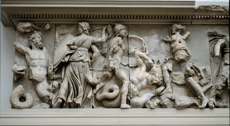 Griekse kunst: voorstelling van Hecate en Artemis. Fries van het altaar van Zeus te Pergamon, laagreliëf van Eumenes II