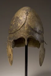 Helm met fallische applique, Chalcidisch, 5e-4e eeuw v.Chr. (brons)