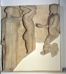 Metope X van de Tempel van Zeus met Hercules die de gouden appels van de Hesperiden uit de hand van Atlas ontvangt, terwijl Minerva een kussen op zijn hoofd legt