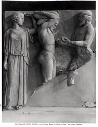 Metope X van de Tempel van Zeus die Hercules toont die de Gouden Appels van de Hesperiden ontvangt uit de hand van Atlas, terwijl Minerva een kussen op zijn hoofd rust (marmer)
