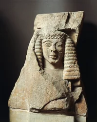 Metope fragment met vrouwelijke figuur, uit Mycene, Griekenland, 7e eeuw v.Chr. (kalksteen)