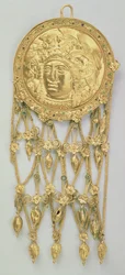 Hanger met het hoofd van Athena Parthenos (goud en email)