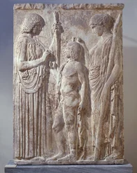 Marmeren bas-reliëf met de Triade van Eleusinische Mysteriën met Persephone, Demeter en Triptolemus, uit Eleusis