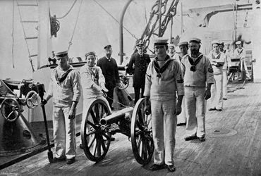Oefening met een licht kanon aan boord van HMS Camperdown, 1895