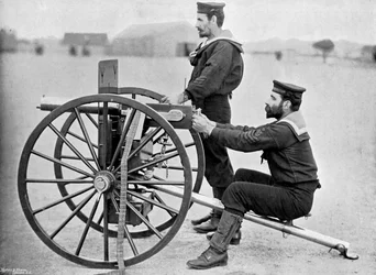 Royal Navy Maxim geweeroefening op Whale Island, Portsmouth, Hampshire, 1896