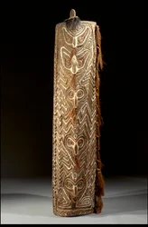 Gebogen rechthoekig Sepik-schild, de voorkant met centrale band van vijf maskers, elk met vezel in het doorboorde septum, binnen paneel van gesneden zigzaglijnen