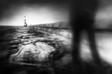 Vage figuur op de pier