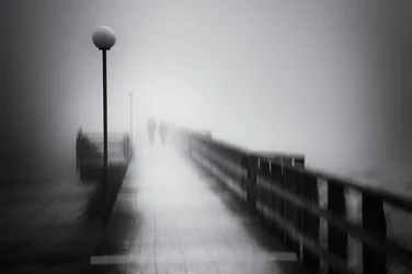 Mysterieuze wandeling langs de mistige pier