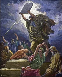 Mozes vindt het Joodse volk dat het gouden kalf aanbidt en breekt de tafelen van de wet - Mozes breekt de tafelen van de wet - Gustave Dore (1832-1883)