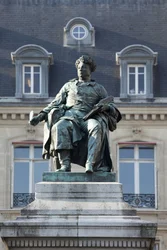 Standbeeld van Alexandre Dumas (1802-1870), Franse schrijver, auteur van de Drie Musketiers en Graaf van Monte Cristo, bronzen beeldhouwwerk door Gustave Dore (1832-1883)