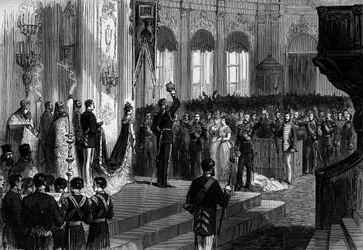 Russische tsaar Alexander III (1845-1894) zet de kroon op zijn hoofd tijdens de ceremonie van de troonsbestijging, in de kapel van het Winterpaleis van Sint-Petersburg