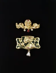 Een Art Nouveau broche door Gustave-Roger Sandoz, en een Art Nouveau broche gevormd met plique-à-jour en een parel, goudkleurige broche en edelstenen, ca. 1900