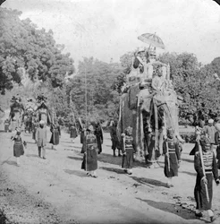 Lord en Lady Harding op een olifant, India, 1913