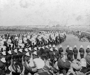 Het Keizerlijke Cadettenkorps begeleidt hun majesteiten naar de Durbar-arena, Delhi, India, 1903