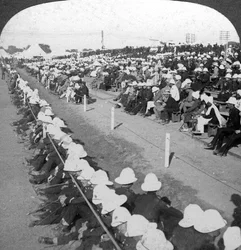 Kijken naar een voetbalwedstrijd tussen de Lancashire Fusiliers en Border regimenten, Delhi, 1910s
