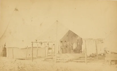 [Soldaten in tent]