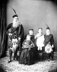 Ofwel Donald en Harriet Mackay en familie of Charles Ross met zijn vrouw, Catherine Toma, en kinderen, ca. 1885 (zwart-wit foto)