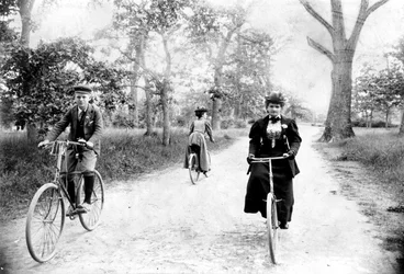 Maynard MacDonald en zijn grootmoeder, Hannah Maynard, fietsen in Beacon Hill Park, Victoria, ca. 1895 (zwart-wit foto)