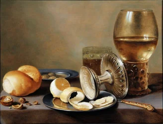 Monochroom Banketje met twee tinnen schotels, een omgedraaide zilveren tazza, een verguld mes, een glas met bier, een roemer met wijn, een broodje, noten, olijven en een half geschilde citroen