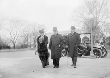 John Pierpont Morgan met zijn zoon en dochter bij het Money Trust-onderzoek
