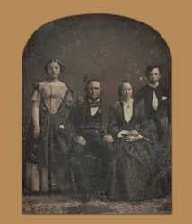 Groepsportret van een onbekende familie