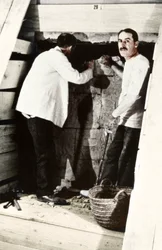 Howard Carter en een collega graven een tombe op in de Vallei der Koningen, Egypte, 1922