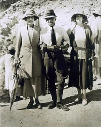 L naar R: Lady Somerleyton, Kolonel Watson Pasha en de Hon. Lady Alexander bij het Graf van Toetanchamon, Vallei der Koningen