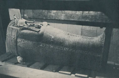 Drievoudig nest van gouden kistjes om arme menselijke klei te bewaren, c1935