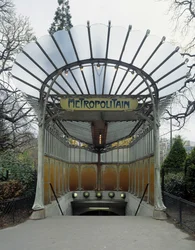 Art Nouveau architectuur: ingang van het metrostation Porte Dauphine in Parijs, ontworpen door architect Hector Guimard