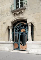 Ingangsdeur van het Castel Beranger, in Art Nouveau-stijl, gebouwd tussen 1895 en 1898 in het 16e arrondissement in Parijs