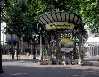 Uitzicht op de Abbesses metro-ingang door H. Guimard, architect, in Parijs