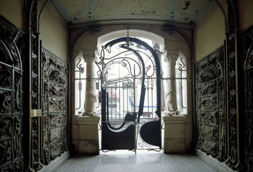 Uitzicht op de toegangspoort van Castel Beranger gelegen aan de rue de la Fontaine 14 in het 16e arrondissement van Parijs