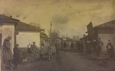 Eerste Wereldoorlog: Oekraïne in de jaren 1914-1916 tijdens de invasie van het Duitse leger. Militairen en burgers in de straat van een stad