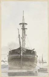 Zeilschip van voren gezien in een houthaven