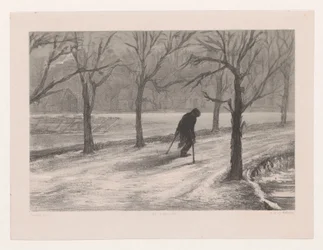 Man op krukken in een winterlandschap