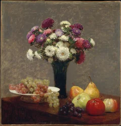 Asters en fruit op een tafel