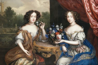 Een dubbelportret van Lady Maria Somalia en Lady Anne Barrington, zittend driekwart lengte bij een tafel met een vaas bloemen