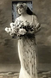 Volledig portret van Lucy Arbell, Franse operazangeres, in kostuum