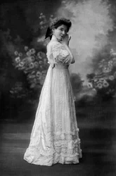 Mevrouw Goldstein als Yvonne in het Toneelstuk "Les plumes du Paon", Parijs, Foto door Henri Manuel uit Frans Tijdschrift "Le Theatre" oktober 1907