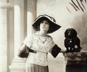 Portret van de Franse acteur Pierre Frondaie, in de theatrale rol van Michelle