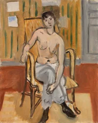 Zittend naakt in een gebruinde kamer