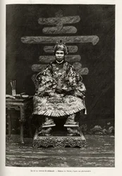 Portret van Koning Dong Khanh (1864-1889) Keizer van Annam, in ceremonieel kostuum