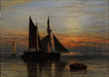 Scheepvaart op een kalme zee bij schemering