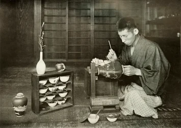 Een cloisonné vaas voor de keizer, 1910